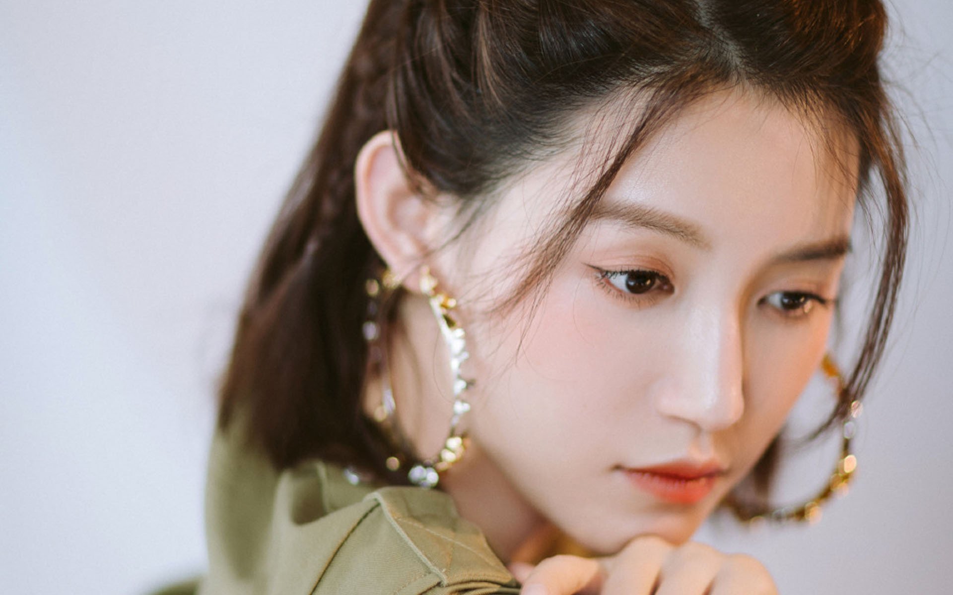 中锋做球与背身牵制作用突出,篮球中锋背打视频教程