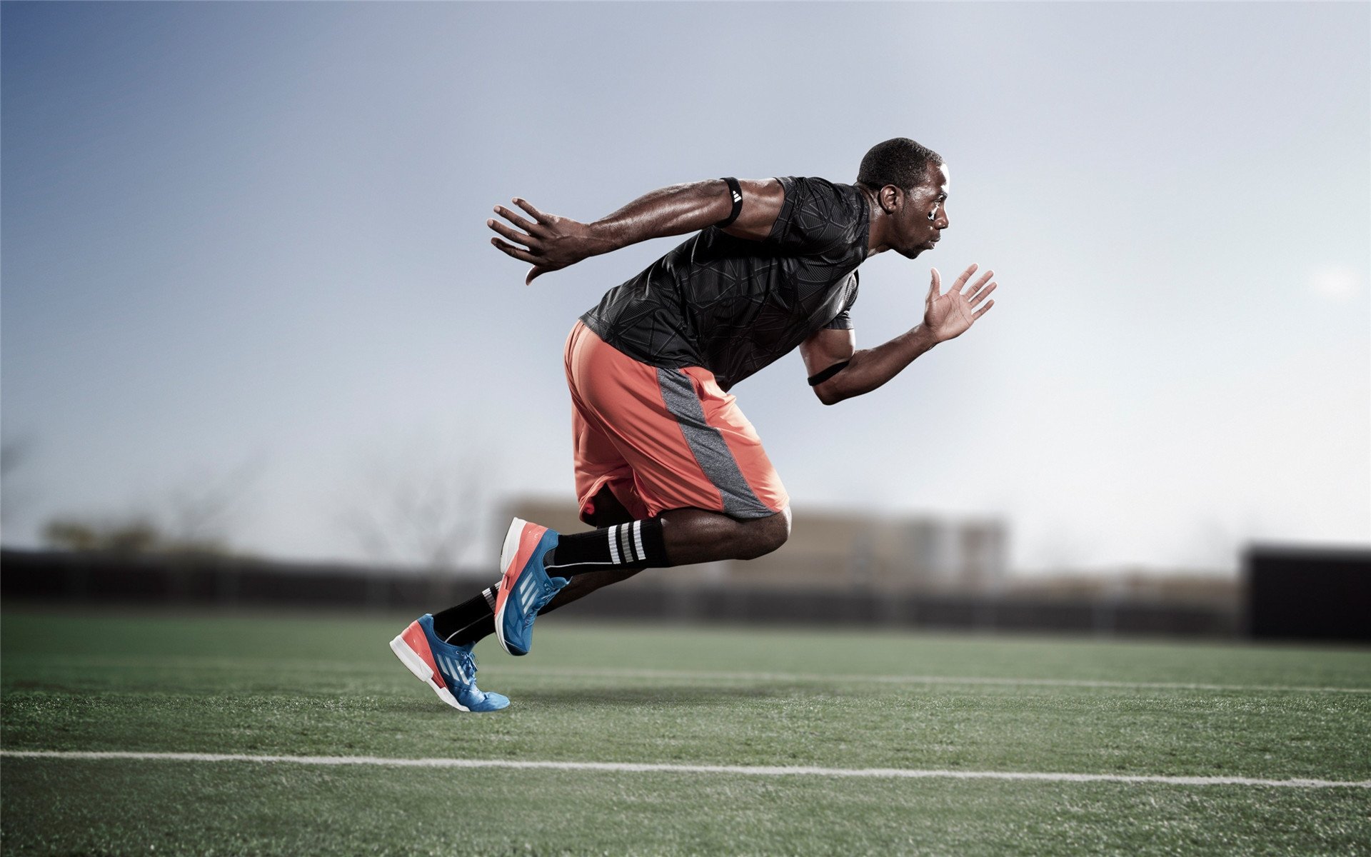 “简阳文体中心：篮球与羽毛球并行，赛事精彩不断”